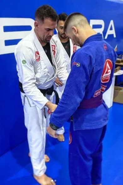 Receiving the purple belt from master Andre Deco Rachadel